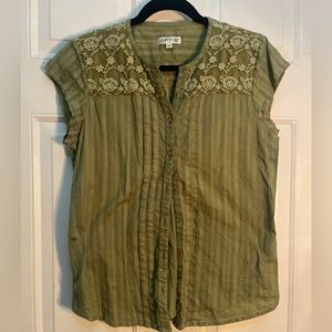 Sleeveless button up top